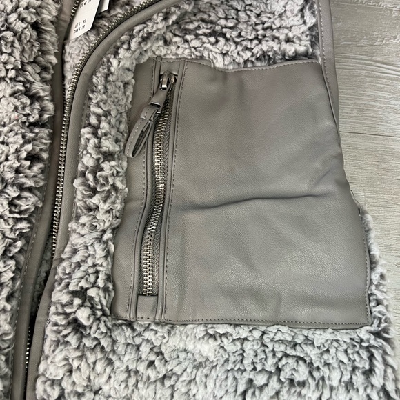 NWT!! NEW- grey Abercrombie & Fitch Cloud Sherpa Vest - Picture 8 of 13